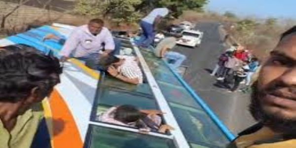 राजगढ़–कुक्षी मार्ग पर यात्री बस अनियंत्रित होकर पलटी, 14 यात्री घायल