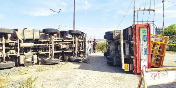 उज्जैन में बाइक सवार को बचाने में ट्रक पलटा, आयशर से टकराया