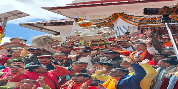 मुखवा से गंगोत्री की रवाना होती गंगा की डोली।