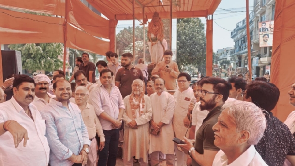 मुरादाबाद के बुद्धि विहार में परशुराम चौक पर हवन पूजन के बाद अखिल भारतीय ब्राह्मण महासभा के पदाधिकारी।