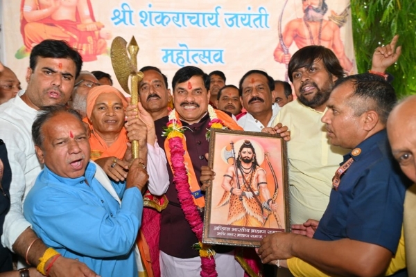 मुख्यमंत्री डॉ.मोहन यादव को उज्जैन सर्किट हाउस में ब्राह्मण समाज की ओर से भगवान परशुराम का चित्र भेंट किया