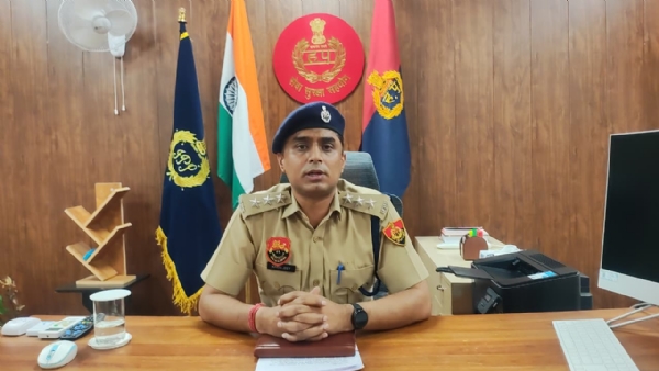 पत्रकारों से बातचीत करते उप पुलिस अधीक्षक कमलजीत।