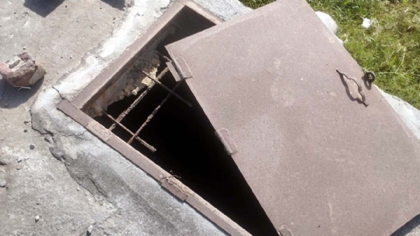 बुस्टिंग स्टेशन के वॉटर टैंक का टूटा हुआ ढक्कन।