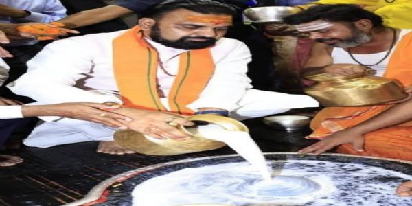 बिहार के मुख्यमंत्री सम्राट चौधरी पूजा अर्चना करते