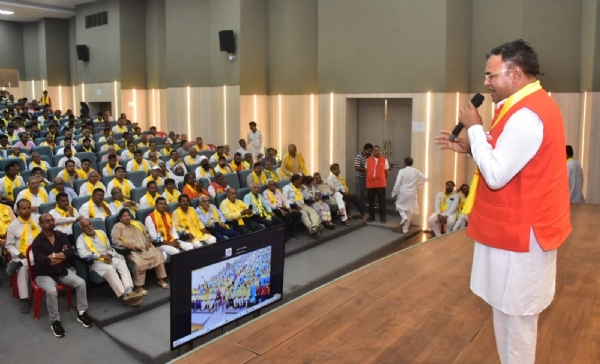 मुरादाबाद में  पतंजलि योग सम्मेलन को संबोधित करते पतंजलि योग पीठ हरिद्वार के मुख्य केन्द्रीय प्रभारी राकेश कुमार।