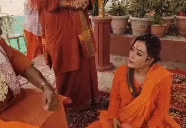 मॉडल हर्षा रिछारिया ने लिया सन्यास