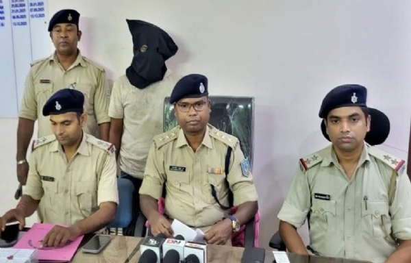 गिरफ्तार आरोपी की जानकारी देते डीएसपी बचनदेव कुचुर