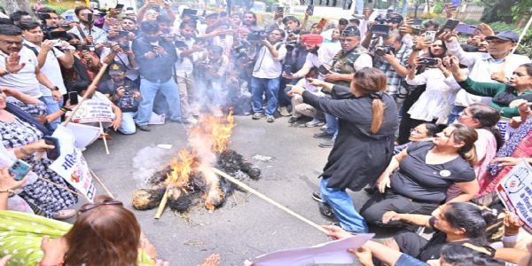 दिल्ली प्रदेश कांग्रेस कार्यालय के आगे प्रदर्शन करते कांग्रेस नेता