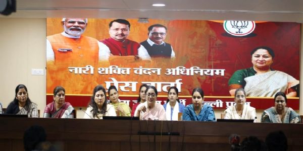 दीन दयाल उपाध्याय मार्ग स्थित दिल्ली भाजपा कार्यालय में आयोजित प्रेस कॉन्फ्रेंस को संबोधित करती मुख्यमंत्री रेखा गुप्ता