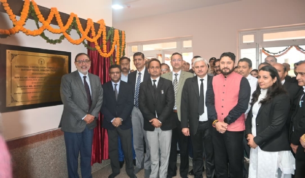 अतिरिक्त न्यायालय परिसर भवन का उदघाटन करते हुए।