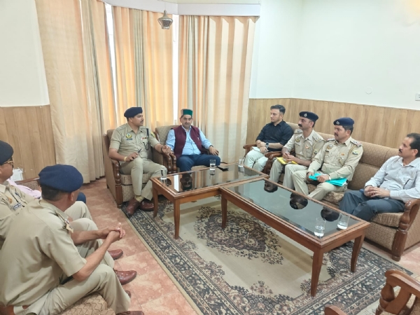 बैठक में मौजूद विधायक और अन्य।