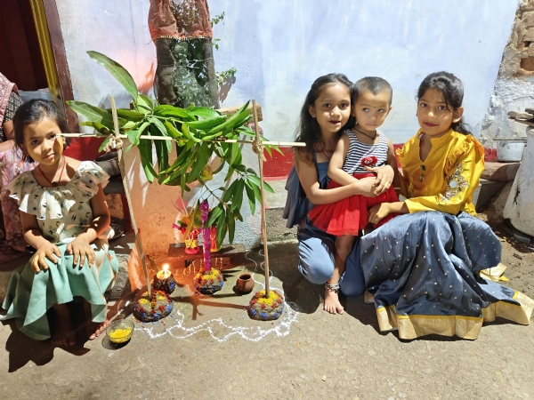 मंडप सजाकर हुई गुड्डे-गुड़ियों की शादी