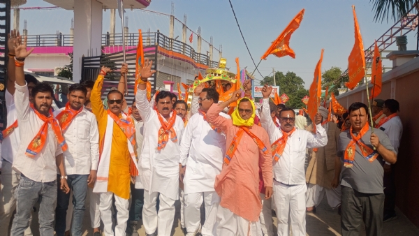 परशुराम जयंती पर आयोजित कार्यक्रम में जुलूस निकाते हुए ब्राह्मण समाज के लोग