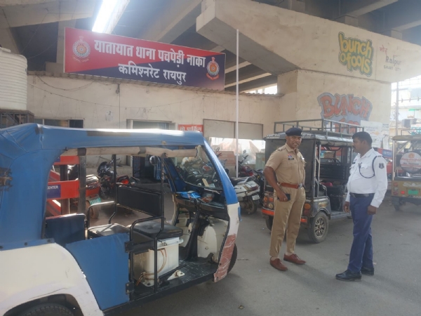 यातायात नियमों के उल्लंघन पर ई रिक्शा व ऑटो चालकों पर कार्रवाई की गई