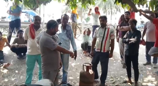 गैस के लिए खड़े लोग