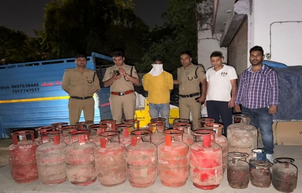 अवैध रिफिलिंग गैस और वाहन के साथ पुलिस के साथ आरोपित।