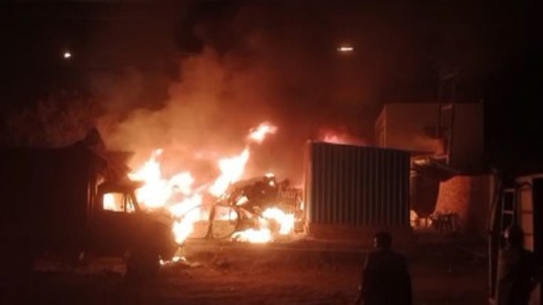 थाना लोनी मे जप्त और सामुदायिक स्वास्थ्य केंद्र में खड़े 35 वाहनों में लगी आग, जलकर हुई खाक