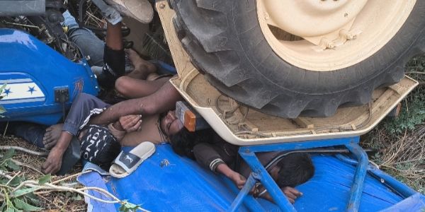 ट्रैक्टर के नीच दबे शव