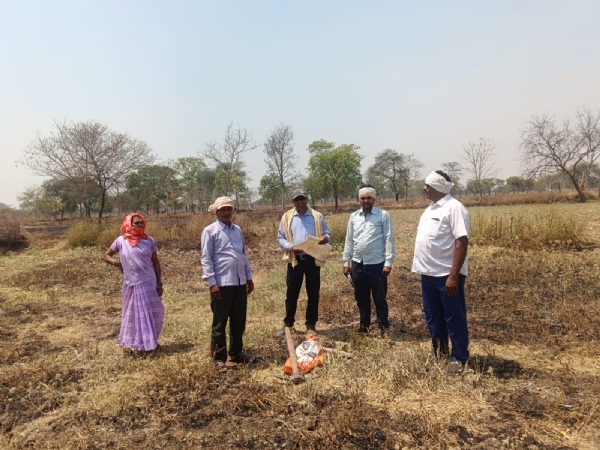 स्थल निरीक्षण करते हुए कर्मचारी व ग्रामीण।