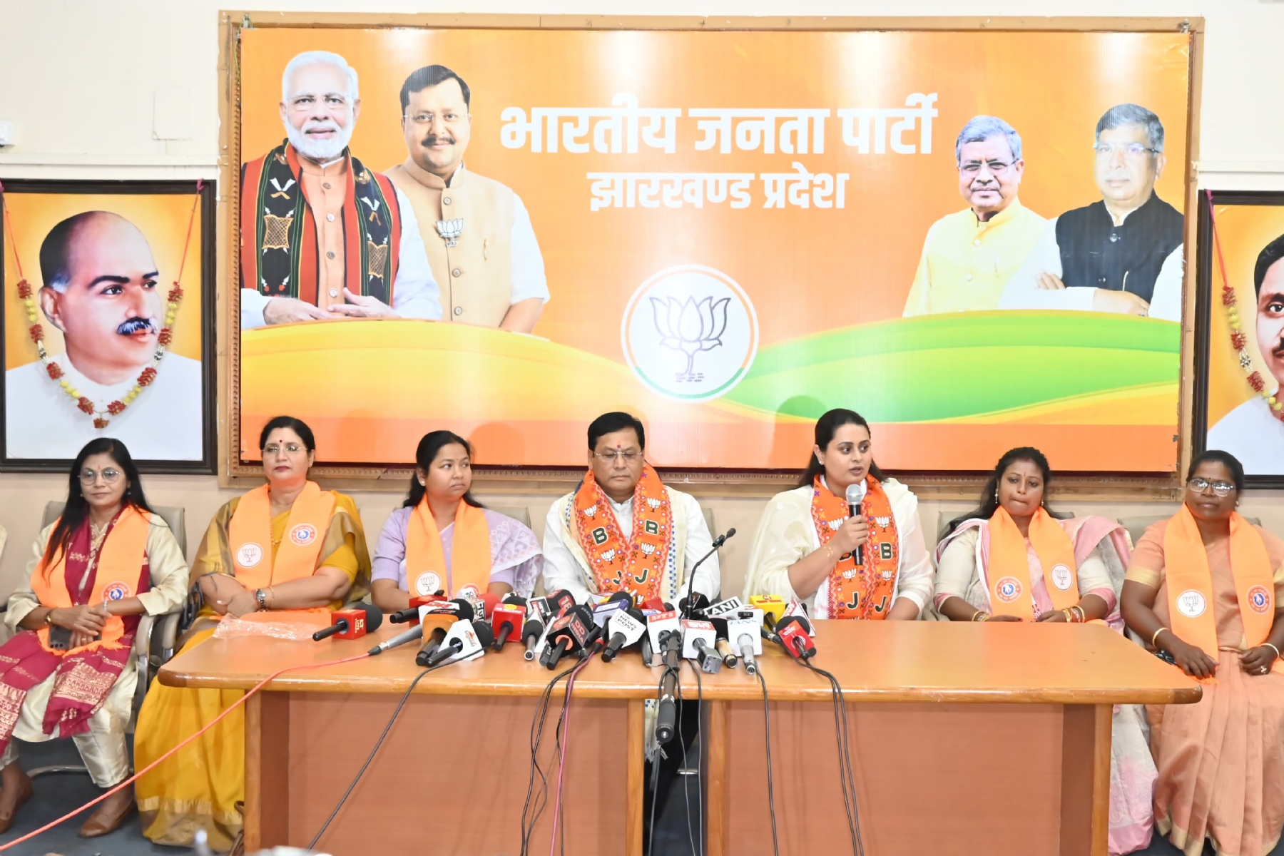 प्रेस वार्ता की तस्वीर