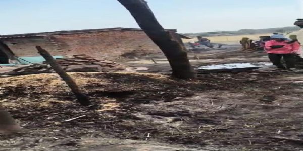 लखीमपुर खीरी में भीषण अग्निकांड : कांप टांडा गांव में 40 आशियाने जलकर राख, एसडीएम ने किया मुआयना