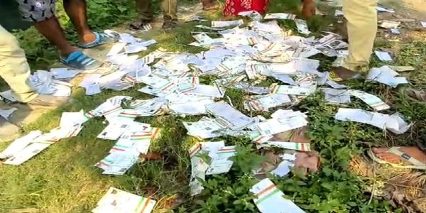 न्यूटाउन में बोरी से निकली सैकड़ों आधार कार्ड, इलाके में हड़कंप