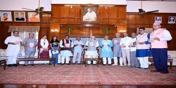 राज्यपाल संतोष गंगवार ने ‘पुनर्नवा’ पुस्तक का किया विमोचन, लेखक को दी शुभकामनाएं