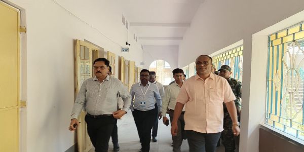 उपायुक्त ने परीक्षा  केन्द्रों का किया निरीक्षण