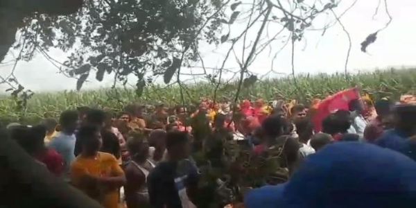 लतराहा गांव में पेड़ से लटका मिला अर्धनग्न शव, इलाके में सनसनी