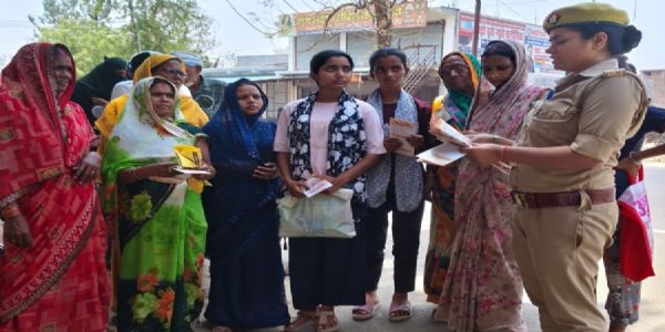 देवरिया में पुलिस ने बहू-बेटी अभियान चलाकर महिलाओं को किया जागरुक, बतायी योजनाएं