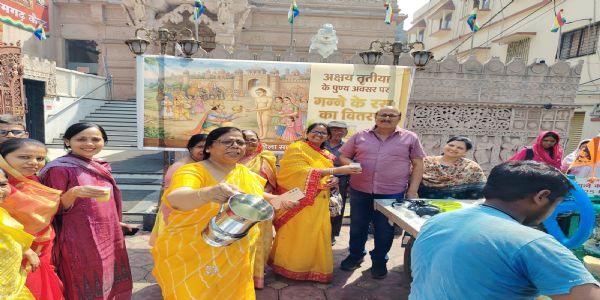 जैन महिला समाज ने अक्षय तृतीया पर राहगीरों के बीच किया जूस का वितरण