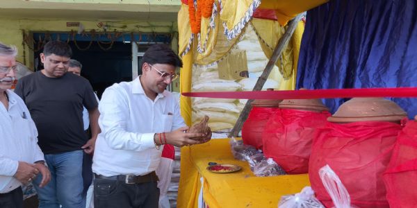 तपती गर्मी में पेयजल और खिचड़ी वितरित कर रहा मारुति नंदन भंडार