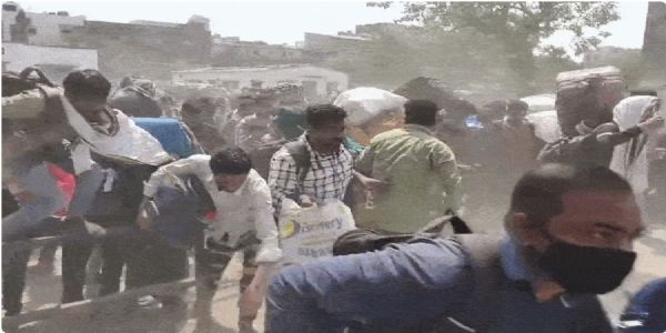 गुजरात के उधना रेलवे स्टेशन पर यात्रियों की भारी भीड़ से हालात हुए बेकाबू, पुलिस को करना पड़ा बल प्रयोग