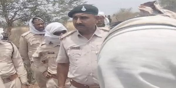 खंडवाः वनभूमि से कब्जा हटाने पहुंचे डिप्टी रेंजर की आदिवासियों को धमकी, बोले- यहीं तुम्हारी कब्र खोदूंगा