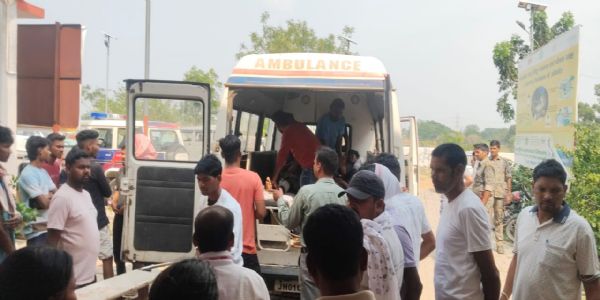 वाहन की चपेट में आने से एक युवक की मौत, दो घायल