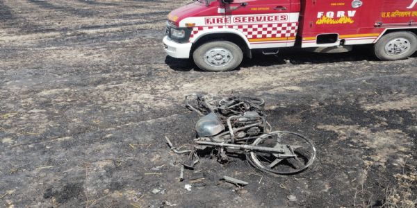 बाइक की चिंगारी से खेतों में लगी आग, कई बीघे की फसल जली