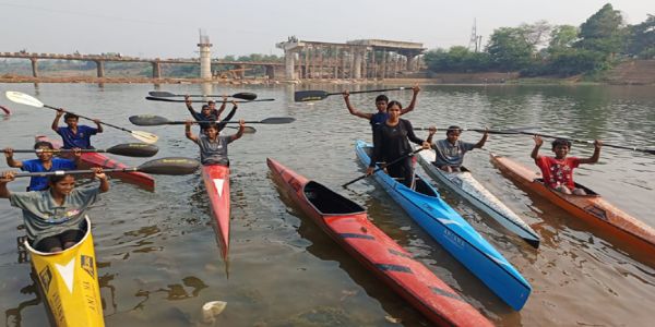 इंद्रावती नदी में कयाकिंग–कैनोइंग का निशुल्क प्रशिक्षण जारी