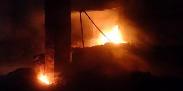 सब्जी मंडी की दुकानों में लगी भीषण आग, लाखों का नुकसान