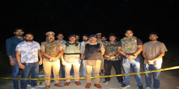 मुठभेड़ : दो घायल समेत तीन लुटेरे गिरफ्तार, नगदी, तमंचे व लैपटॉप बरामद