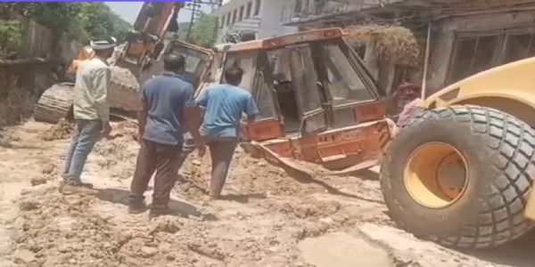 रेलवे कोचिंग डिपो के सामने फिर हादसा, पाइपलाइन कार्य में धंसी क्रेन