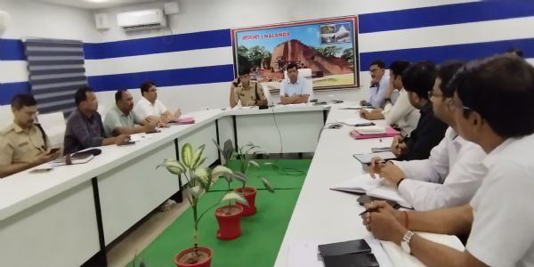 ग्राम स्तर पर सहयोग शिविर लगाकर जन समस्याओं का करें निष्पादन:डीएम