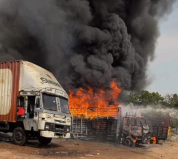 पार्किंग में खड़ी तीन वाहनों में लगी भयंकर आग