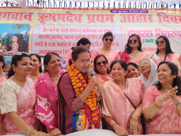 अक्षय तृतीया के अवसर पर जैन मंदिर में आयोजन के दौरान गणमान्य महिलाएं