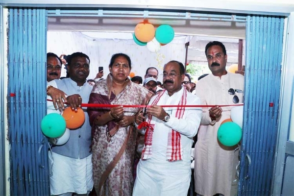 उप मुख्यमंत्री अरुण साव चारामा में मावा मोदोल लाइब्रेरी का लोकार्पण करते हुए