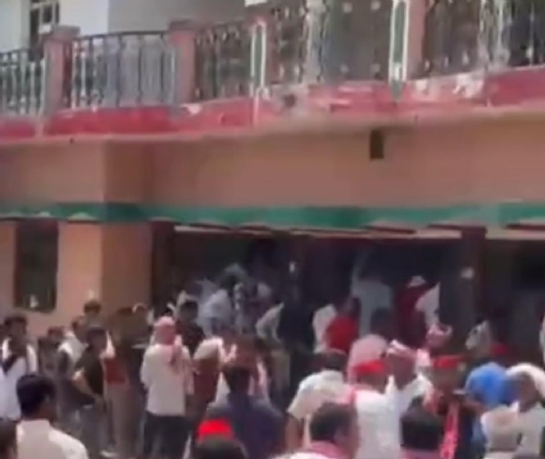 दिवंगत अधिवक्ता के घर  जुटी  भीड़