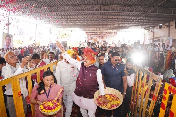 धार के सिरसोदिया में 400 जोड़े परिणय सूत्र में बंधे, मुख्यमंत्री ने नव-दंपत्तियों पर पुष्पवर्षा कर दिया आशीर्वाद