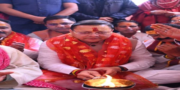 गंगोत्री धाम में पूजा अर्चना करते मुख्यमंत्री।