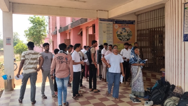 परीक्षा केंद्र शासकीय नारायणराव मेघावाले कन्या महाविद्यालय में पहुंचे परीक्षार्थी।