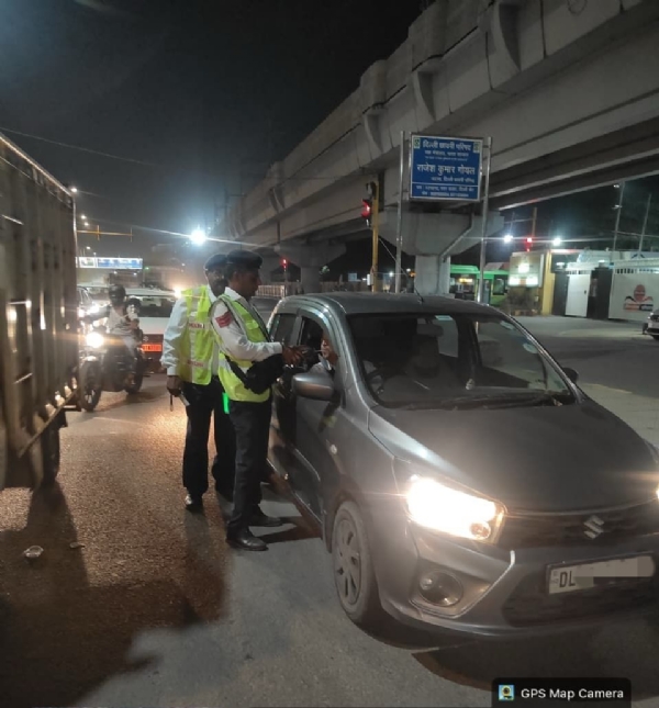 ट्रैफिक पुलिस चेकिंग करते हुए की फोटो