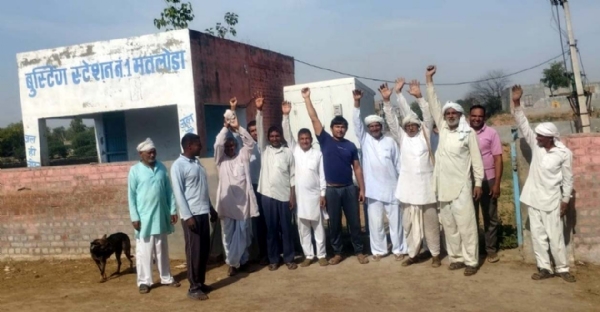 गांव मतलोढा के ग्रामीण बुस्टिंग स्टेशन के समक्ष खड़े होकर प्रदर्शन करते हुए।